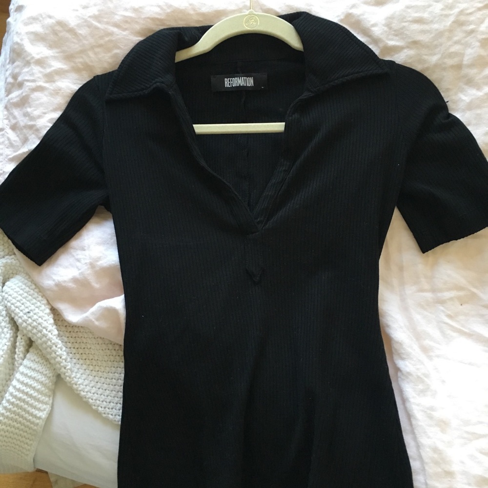 Super cute reformation v neck top